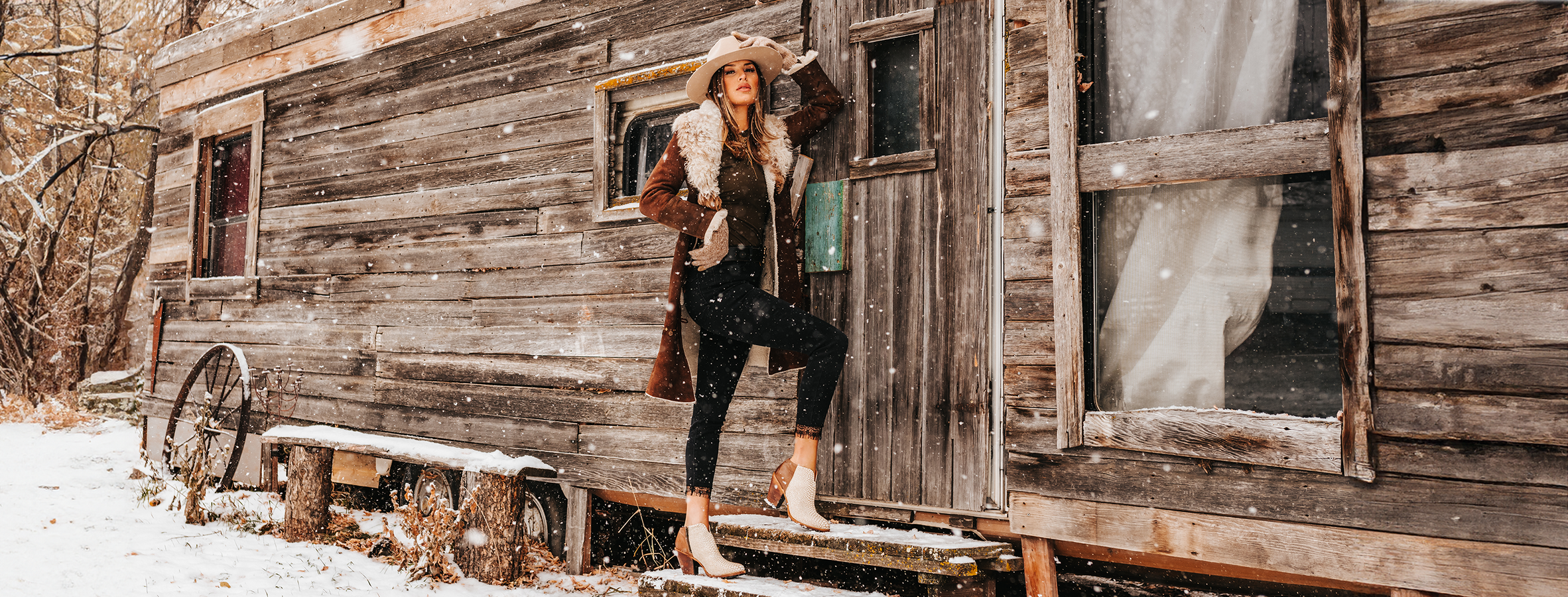 detroit womens heeled back zip bootie white snake