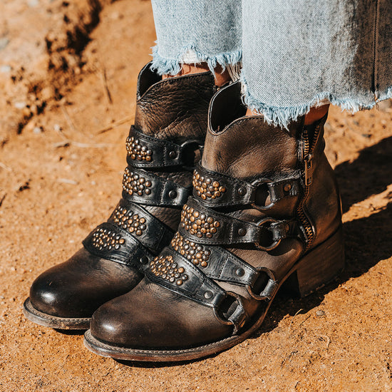 Grady - Black Distressed in 5