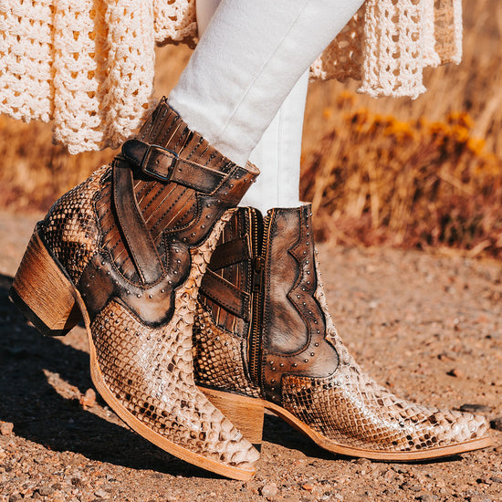 detail shoe image
