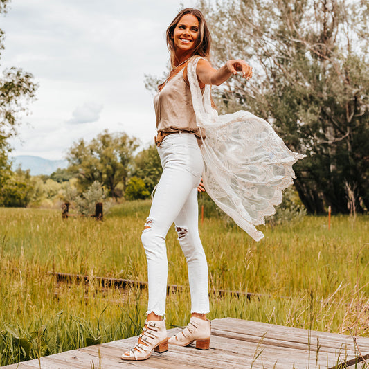 FREEBIRD women's Quinn beige sandal with straps, metal buckles and mid-heel lifestyle