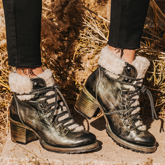 detail shoe image