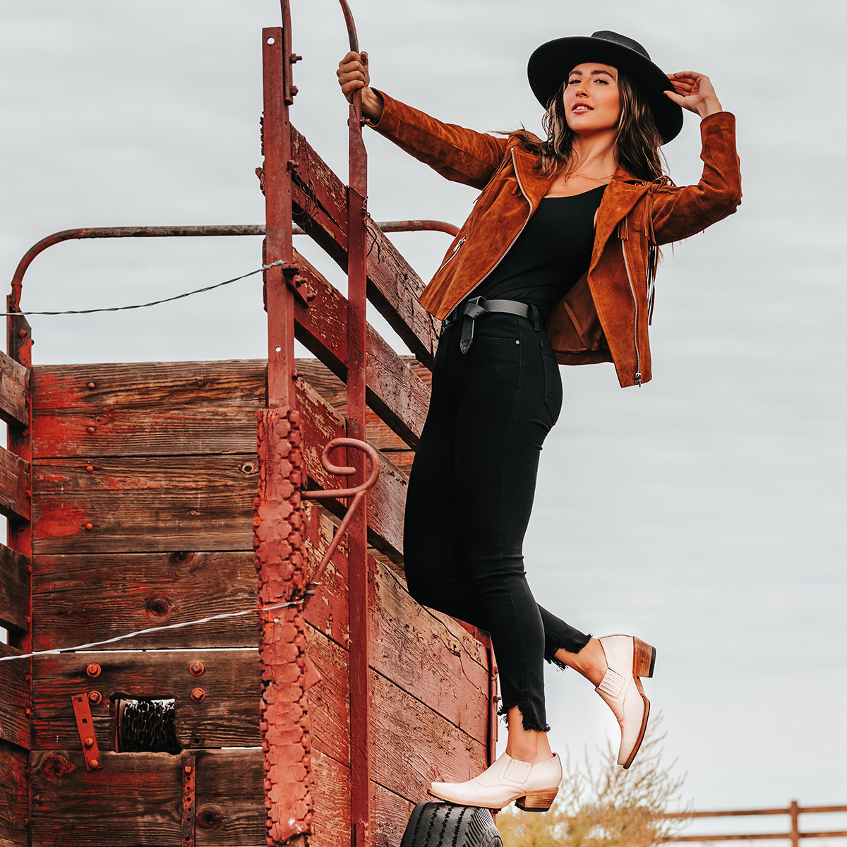 FREEBIRD women's Wyoming beige featuring gore, western stitch detailing and snip toe lifestyle